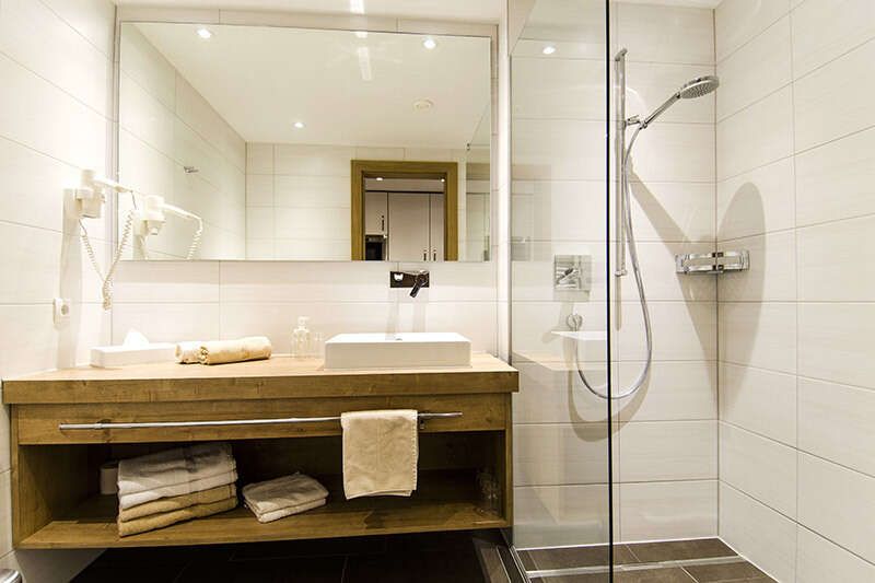 Badezimmer mit Dusche in den Appartements Typ B und B1 im Versalerhof