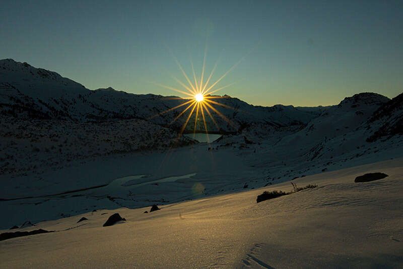 Winterlandschaft in den Tiroler Bergen mit Sonnenuntergang