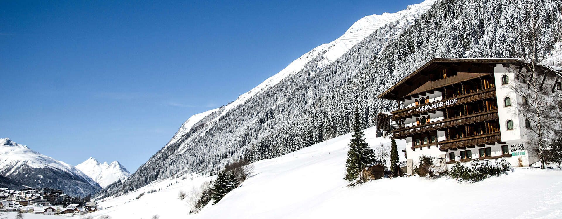 Versalerhof Hausansicht im Winter