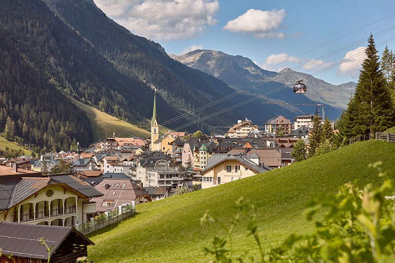 Ortsansicht von Ischgl im Sommer 