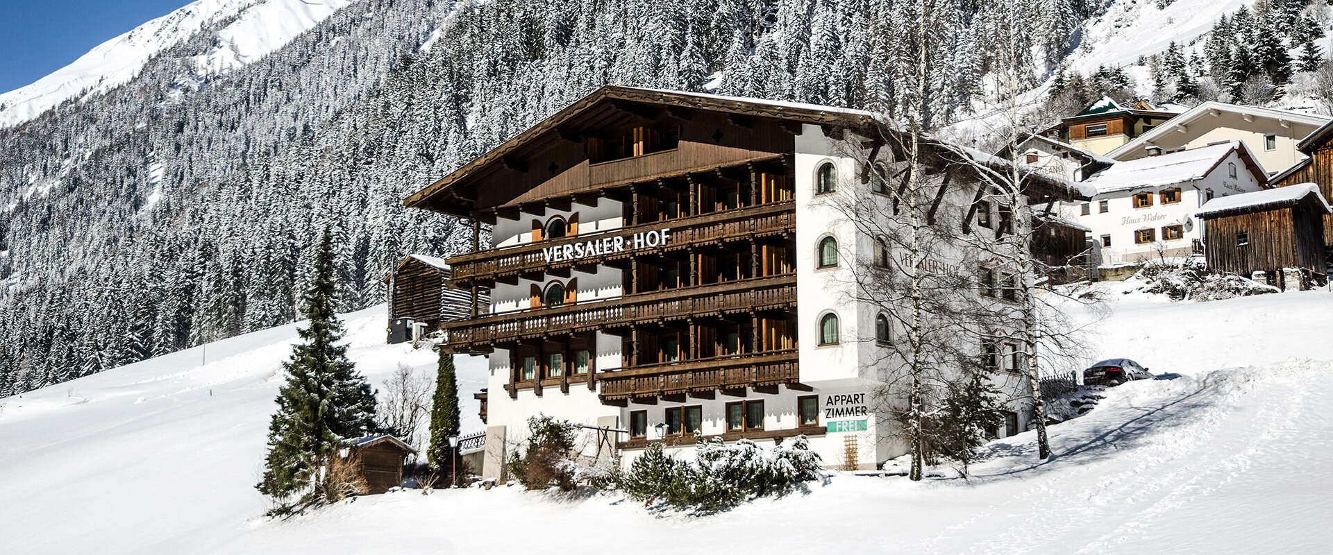 Versalerhof mit Appartements in Ischgl – Hausansicht im Winter